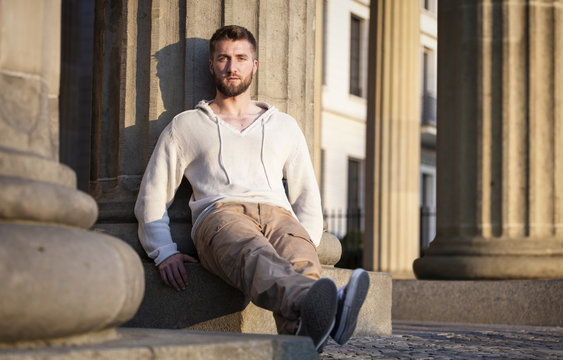 Portrait von attraktiven Mann vor S&auml;ule