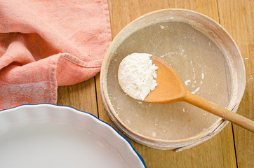 Preparation of delicious sweet cake flavored with ripe red straw
