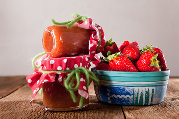 Selbstgemachte Erdbeermarmelade aus frischen Früchten
