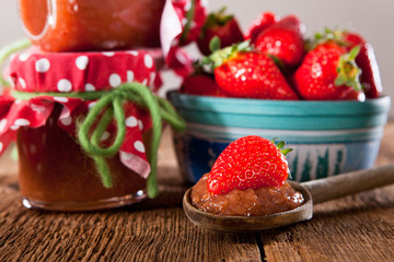Selbstgemachte Erdbeermarmelade aus frischen Früchten