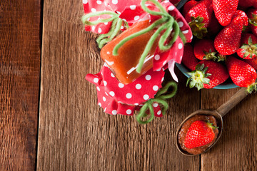 Naturbelassene Marmelade mit Erdbeeren aus eigenem Anbau