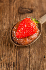 Kochlöffel mit Erdbeermarmelade und Erdbeere