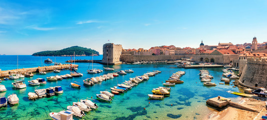 Naklejka premium Beautiful sunny day over the bay in front of old town Dubrovnik