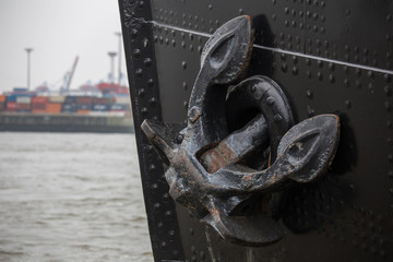 hamburg harbor anchor ship background © Tobias Arhelger
