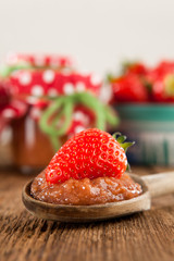 Kochlöffel mit Erdbeermarmelade und Erdbeere