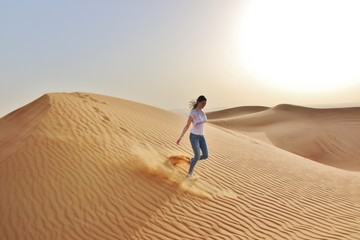Fototapeta na wymiar girl in desert