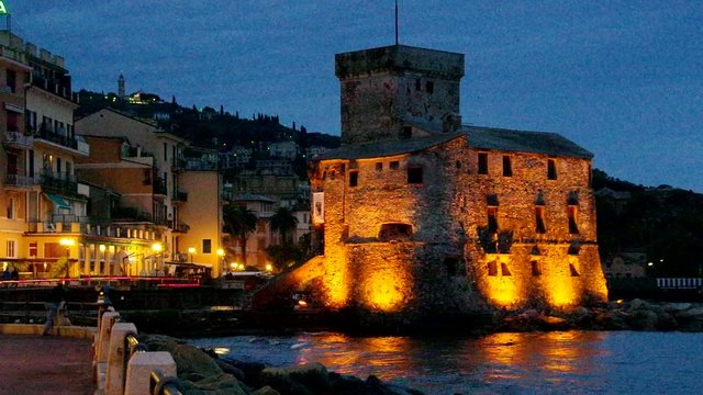  Rapallo Burg Nacht vid 02