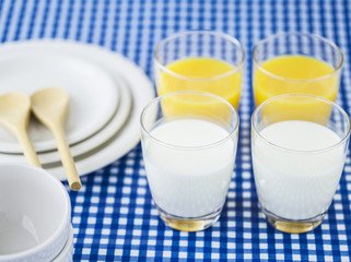 グラスに入れた牛乳とオレンジジュース