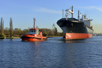 Polska, Port Gdański, statek w asyscie holowników © janmiko