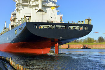 Polska, Port Gdański, rufa dużego statku transportowego