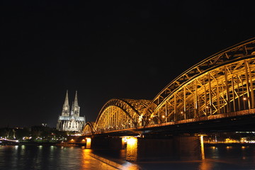 Fototapeta premium Hohenzollernbrücke bei Nacht