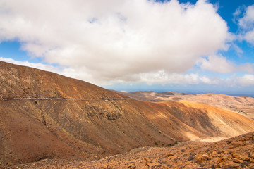Fototapeta na wymiar Straße in der Wüste Fuerteventuras