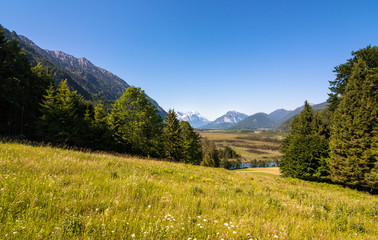Obraz premium Blick ins Pfrühlmoos bei Garmisch-Partenkirchen