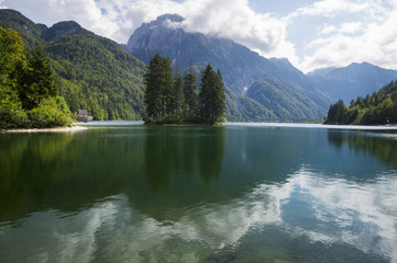 Fototapeta na wymiar jezioro górskie w Alpach Julijskich,Laghi di Fusine