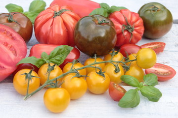 Fototapeta na wymiar alte verschiedene tomaten sorten