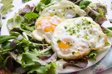 Ensalada con huevos fritos
