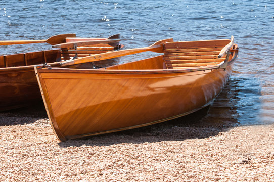 Ruderboote am Seeufer