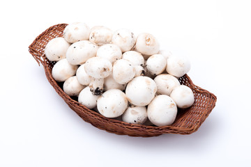 funghi champignon in un cestino