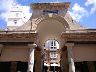 Arco de entrada a la plaza de abastos de la ciudad de C&aacute;diz