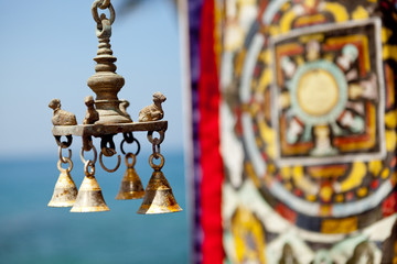 Obraz premium Indian brass sculpture at ocean background Kerala India