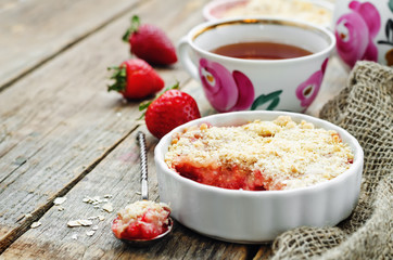 crumble with strawberries and cereal