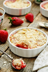 crumble with strawberries and cereal