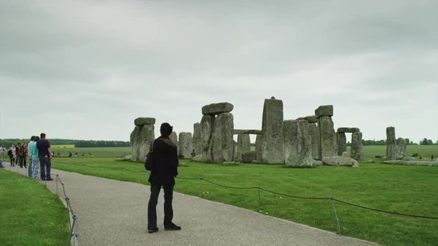T/L WS Stonehenge monument and tourists / Wiltshire, UK