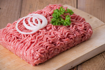 Hackfleisch auf Holzbrett 2