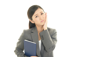 不満な表情の女性