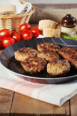 Buletten in Eisenpfanne 2