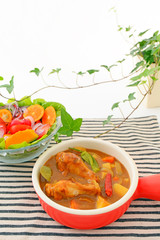 美味しそうなカレーとサラダ