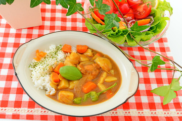 美味しそうなカレーライスとサラダ