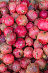 Fototapeta na wymiar Pile pomegranates in a box at the market