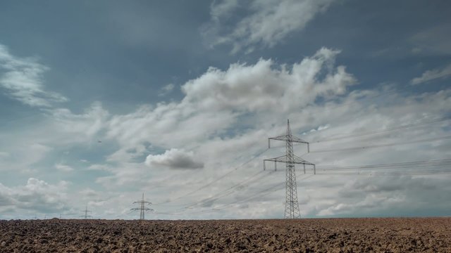 Wolken über dem Strommast auf einem Feld - Zeitraffer Full HD