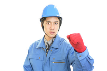 ガッツポーズの作業員