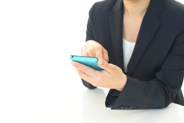 スマートフォンを持つ女性