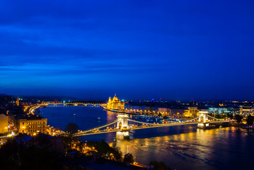 Fototapeta na wymiar The famous chain bridge in Budapest