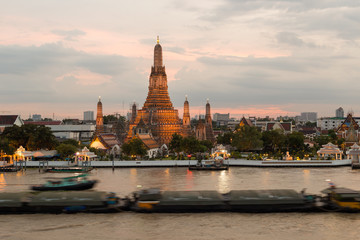 Obraz premium Wat Arun Temple in bangkok thailand at twilight.