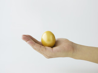 金色の卵を持つ手