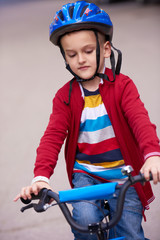 Obraz premium boy on the bicycle at Park