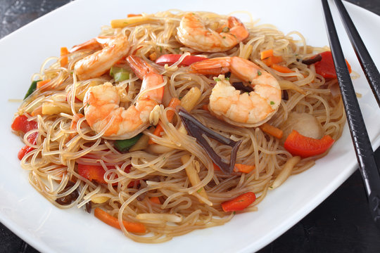 cibo asiatico spaghetti con gamberi
