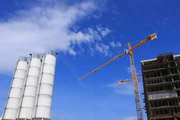 Стройка с подъемным краном на фоне неба