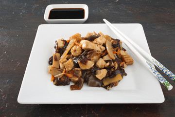 cibo cinese pollo con funghi