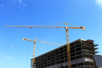 Подъемный кран на стройке