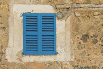 Fototapeta na wymiar Typisches Holzfenster im Süden blau
