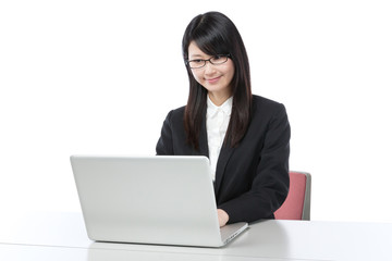 ビジネスウーマン　ノートパソコンで仕事