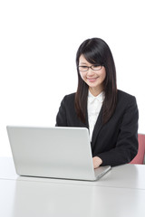 ビジネスウーマン　ノートパソコンで仕事