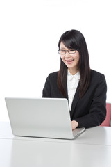 ビジネスウーマン　ノートパソコンで仕事