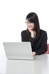 ビジネスウーマン　ノートパソコンで仕事