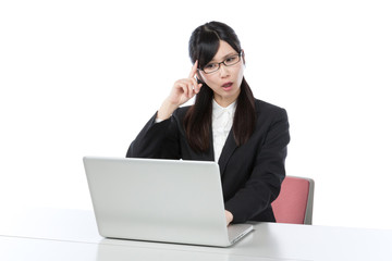 ビジネスウーマン　ノートパソコンで仕事